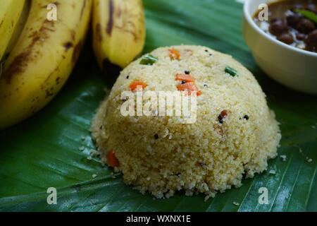 Rava Upma/ Uppuma -populaires d'Inde du Sud avec petit-déjeuner dans des feuilles de banane servir semoule Banque D'Images