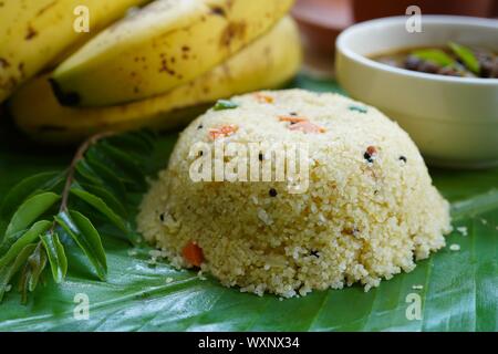 Rava Upma/ Uppuma -populaires d'Inde du Sud avec petit-déjeuner dans des feuilles de banane servir semoule Banque D'Images