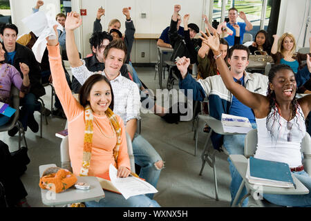 Des élèves en classe dans les mains Banque D'Images