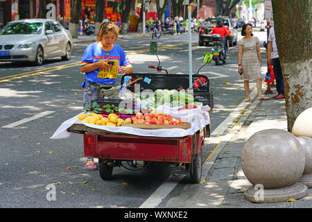 Shanghai, Chine - 15 JUIN 2019- Vue d'un panier de fruits frais dans la rue à Quanzhou, province du Fujian, Chine. Banque D'Images