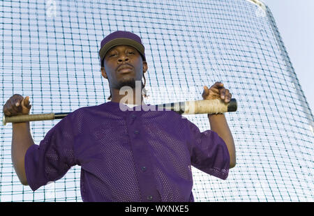 Baseball Batter Holding Bat Au cours de la pratique Banque D'Images