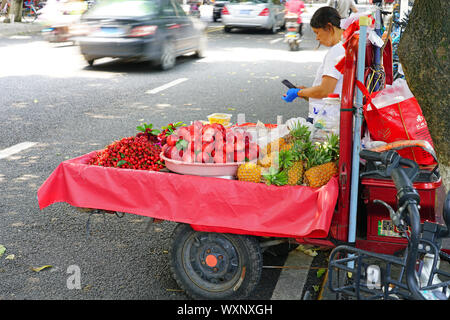 Shanghai, Chine - 15 JUIN 2019- Vue d'un panier de fruits frais dans la rue à Quanzhou, province du Fujian, Chine. Banque D'Images