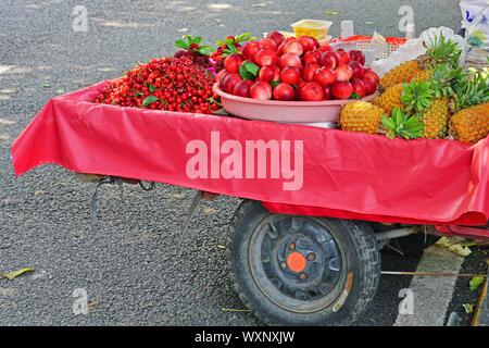 Shanghai, Chine - 15 JUIN 2019- Vue d'un panier de fruits frais dans la rue à Quanzhou, province du Fujian, Chine. Banque D'Images