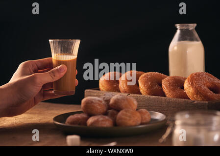 Petites boules de fromage cottage maison donuts dans une assiette sur un fond gris. Banque D'Images