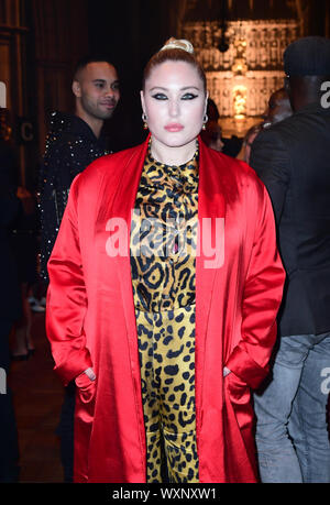 Hayley Hasselhoff sur le banc avant de Julien MacDonald Spring/Summer 2020 Fashion Show, qui a eu lieu à la cathédrale de Southwark, Londres. Banque D'Images