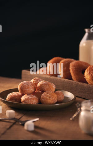 Petites boules de fromage cottage maison donuts dans une assiette sur un fond gris. Banque D'Images