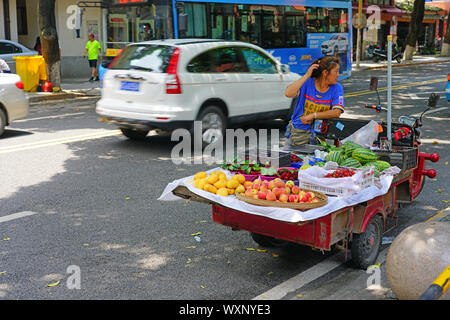 Shanghai, Chine - 15 JUIN 2019- Vue d'un panier de fruits frais dans la rue à Quanzhou, province du Fujian, Chine. Banque D'Images