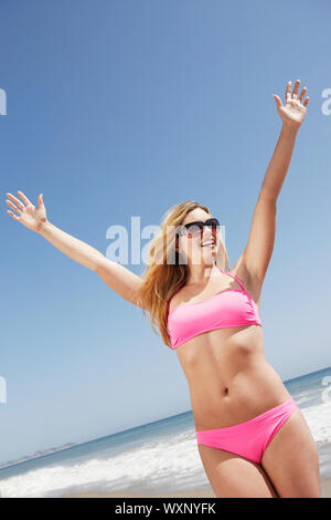 Happy Woman on Beach Banque D'Images