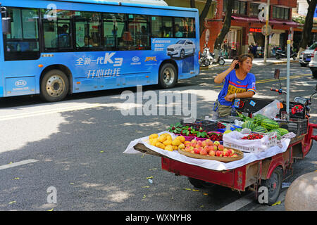 Shanghai, Chine - 15 JUIN 2019- Vue d'un panier de fruits frais dans la rue à Quanzhou, province du Fujian, Chine. Banque D'Images