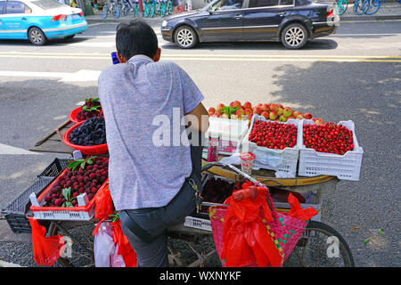 Shanghai, Chine - 15 JUIN 2019- Vue d'un panier de fruits frais dans la rue à Quanzhou, province du Fujian, Chine. Banque D'Images