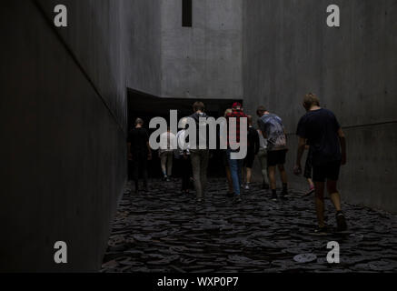 Les personnes qui visitent les feuilles tombées de l'installation, dans le vide de la mémoire au Jewish Museum, Berlin, Allemagne. Banque D'Images