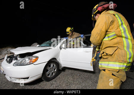 Sauvetage d'une victime d'un accident de voiture les pompiers Banque D'Images