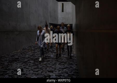 Les personnes qui visitent les feuilles tombées de l'installation, dans le vide de la mémoire au Jewish Museum, Berlin, Allemagne. Banque D'Images