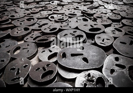 Détail de l'installation les feuilles tombées dans la mémoire vide dans le musée juif, Berlin, Allemagne. Banque D'Images