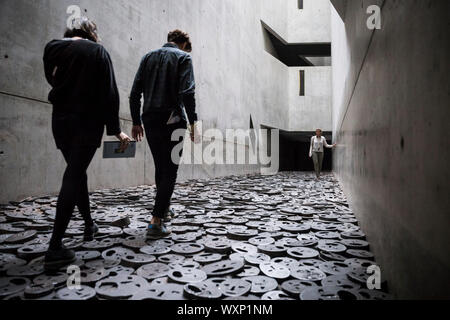 Les personnes qui visitent les feuilles tombées de l'installation, dans le vide de la mémoire au Jewish Museum, Berlin, Allemagne. Banque D'Images