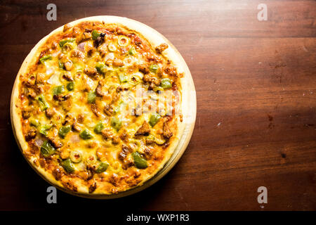 Pan Pizza prendre de haut côté gauche Banque D'Images