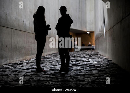 Les personnes qui visitent les feuilles tombées de l'installation, dans le vide de la mémoire au Jewish Museum, Berlin, Allemagne. Banque D'Images