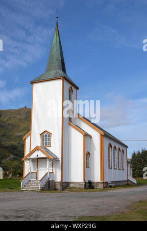 Valberg, Église Vestvagoy, îles Lofoten, Norvège, contre un ciel bleu Banque D'Images