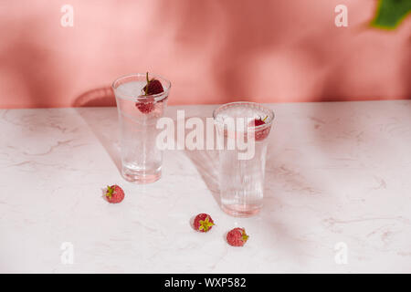 Le vin blanc avec les framboises Framboise cocktail. Banque D'Images