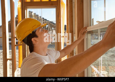 Travailleur de la construction La construction d'une maison Banque D'Images