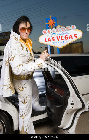 Elvis impersonator entrer dans un service de location de limousine à Las Vegas, Nevada, USA Banque D'Images