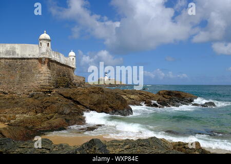 Le Brésil Salvador Santa Maria Fort vue de Bahia phare Farol da Barra Banque D'Images