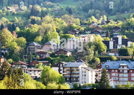 Vue sur la montagne et 74000 Saint-Gervais-les-Bains, village au printemps Banque D'Images