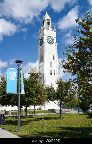 Montréal, Canada - le 16 septembre 2014 : tour de l'horloge de Montréal situé à l'entrée du vieux port de Montréal ('Vieux Port' en français sur la photo). Banque D'Images