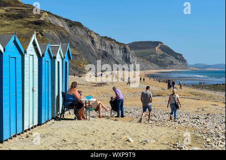 Charmouth, Dorset, UK. Sep 17, 2019. Météo britannique. Les visiteurs sur la plage à Charmouth dans Dorset profiter de la chaleur du soleil d'automne et ciel bleu. Crédit photo : Graham Hunt/Alamy Live News Banque D'Images