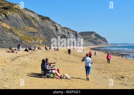 Charmouth, Dorset, UK. Sep 17, 2019. Météo britannique. Les visiteurs sur la plage à Charmouth dans Dorset profiter de la chaleur du soleil d'automne et ciel bleu. Crédit photo : Graham Hunt/Alamy Live News Banque D'Images