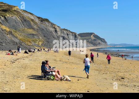 Charmouth, Dorset, UK. Sep 17, 2019. Météo britannique. Les visiteurs sur la plage à Charmouth dans Dorset profiter de la chaleur du soleil d'automne et ciel bleu. Crédit photo : Graham Hunt/Alamy Live News Banque D'Images