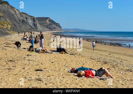 Charmouth, Dorset, UK. Sep 17, 2019. Météo britannique. Les visiteurs sur la plage à Charmouth dans Dorset profiter de la chaleur du soleil d'automne et ciel bleu. Crédit photo : Graham Hunt/Alamy Live News Banque D'Images