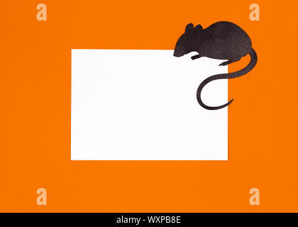 Feuille de papier à fond orange avec des silhouettes de souris Banque D'Images