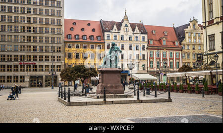 Monument à Aleksander Fredro Rynek, Wroclaw, Pologne Banque D'Images