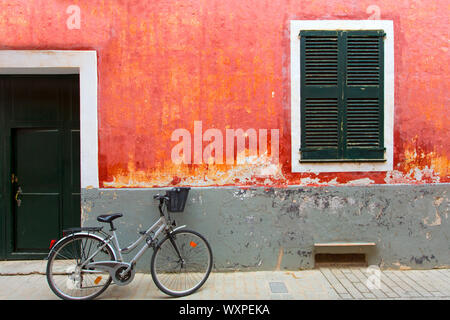 Ciutadella de Menorca avec façade rouge grunge vélo à Iles Baléares Banque D'Images