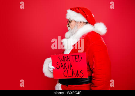 Côté Profil Voir photo de décembre noel crime matures âgés de coupable grand-père Saint Nicholas à barbe blanche gants lunettes électroniques de placard en attente Banque D'Images