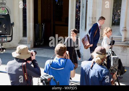 Shami chakrabarti de quitter la Cour suprême du Royaume-Uni Londres appel contre la prorogation du Parlement en septembre 2019 les médias et la foule uk Banque D'Images