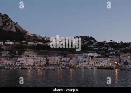 Marina Grande, sur l'île de Capri au crépuscule en été Italie Banque D'Images