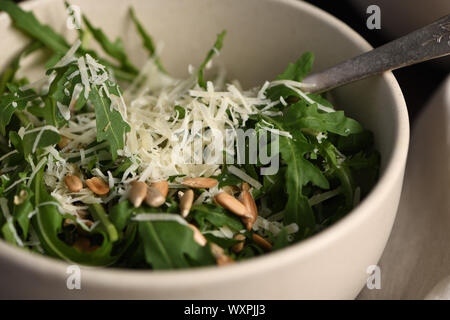 Salade de roquette avec tournesol et saupoudré de parmesan râpé Banque D'Images