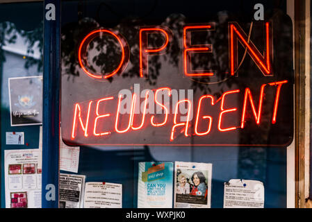 Newsagent Shop Neon Sign - OUVREZ une session NEWSAGENT dans la fenêtre d'une boutique de newsagents au Royaume-Uni Banque D'Images