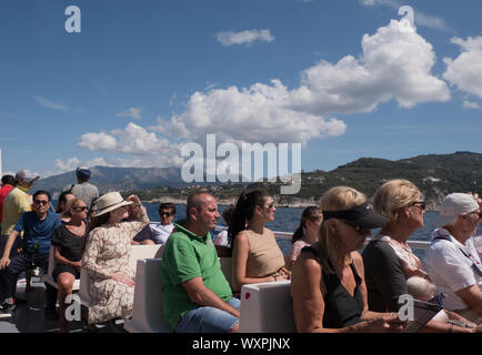 Les touristes en ferry pour Capri en été Italie Banque D'Images