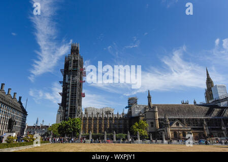 Londres, Royaume-Uni. 17 septembre 2019. UK - Ciel bleu et des nuages cirrus sur les chambres du Parlement. Chaud et sec se poursuivra pendant les prochains jours. Crédit : Stephen Chung / Alamy Live News Banque D'Images