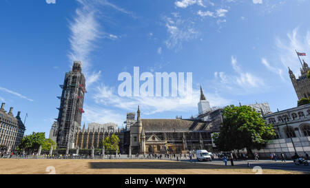 Londres, Royaume-Uni. 17 septembre 2019. UK - Ciel bleu et des nuages cirrus sur les chambres du Parlement. Chaud et sec se poursuivra pendant les prochains jours. Crédit : Stephen Chung / Alamy Live News Banque D'Images