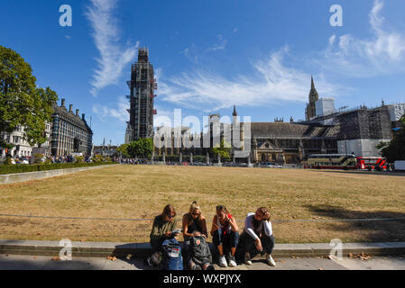 Londres, Royaume-Uni. 17 septembre 2019. UK - Ciel bleu et des nuages cirrus sur les chambres du Parlement. Chaud et sec se poursuivra pendant les prochains jours. Crédit : Stephen Chung / Alamy Live News Banque D'Images