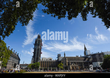 Londres, Royaume-Uni. 17 septembre 2019. UK - Ciel bleu et des nuages cirrus sur les chambres du Parlement. Chaud et sec se poursuivra pendant les prochains jours. Crédit : Stephen Chung / Alamy Live News Banque D'Images