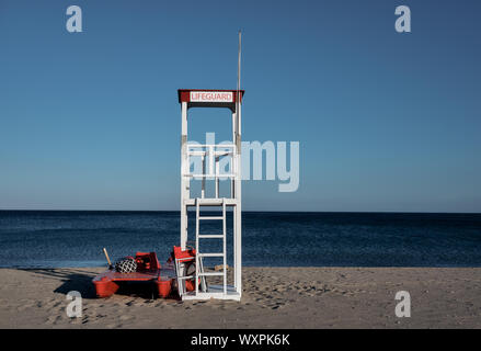 Cabine de plage sauveteur à la plage de Poetto au coucher du soleil dans la ville de Cagliari - Sardaigne - Italie Banque D'Images