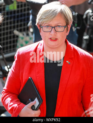 Westminster, London, UK, 17 Sep 2019. Joanna Cherry, QC, le SNP MP qui a mené et gagné sa soumission juridique écossais pour obtenir la prorogation du Parlement arrêté, quitte la Cour suprême au cours d'une pause. Le premier jour de l'arrêt de la Cour suprême sur la suspension du Parlement, introduit par l'avocat Gina Miller qui a uni ses forces avec l'ancien Premier ministre britannique John Major. La cause sera entendue pendant trois jours à partir d'aujourd'hui. Banque D'Images