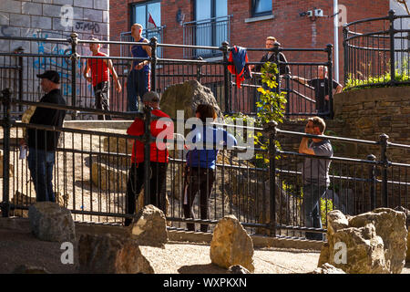 Cork, Irlande, le 17 septembre, 2019. Les jeunes délinquants de Blackpool, la ville de Cork. Les jeunes délinquants étaient de retour de l'équipage prend aujourd'hui à Blackpool. L'équipage de filmer sous l'autopont de Blackpool avec Shane Casey (Billy Murphy), Alex Murphy (Conor MacSweeney) et Chris Walley (Jock Murphy). Credit : Damian Coleman Banque D'Images