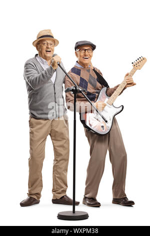 Portrait d'un homme avec une guitare et un homme chantant dans un micro isolé sur fond blanc Banque D'Images