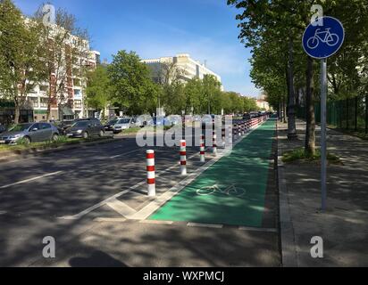 BERLIN - 20 avril 2019 : Nouvelle voie cyclable protégée à Berlin - vert avec Location Sign Banque D'Images